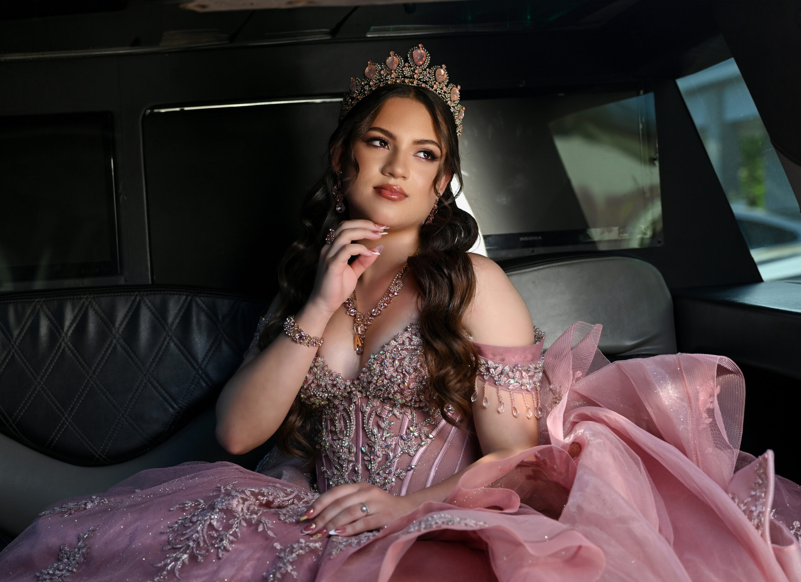 The quinceañera arriving in a limousine